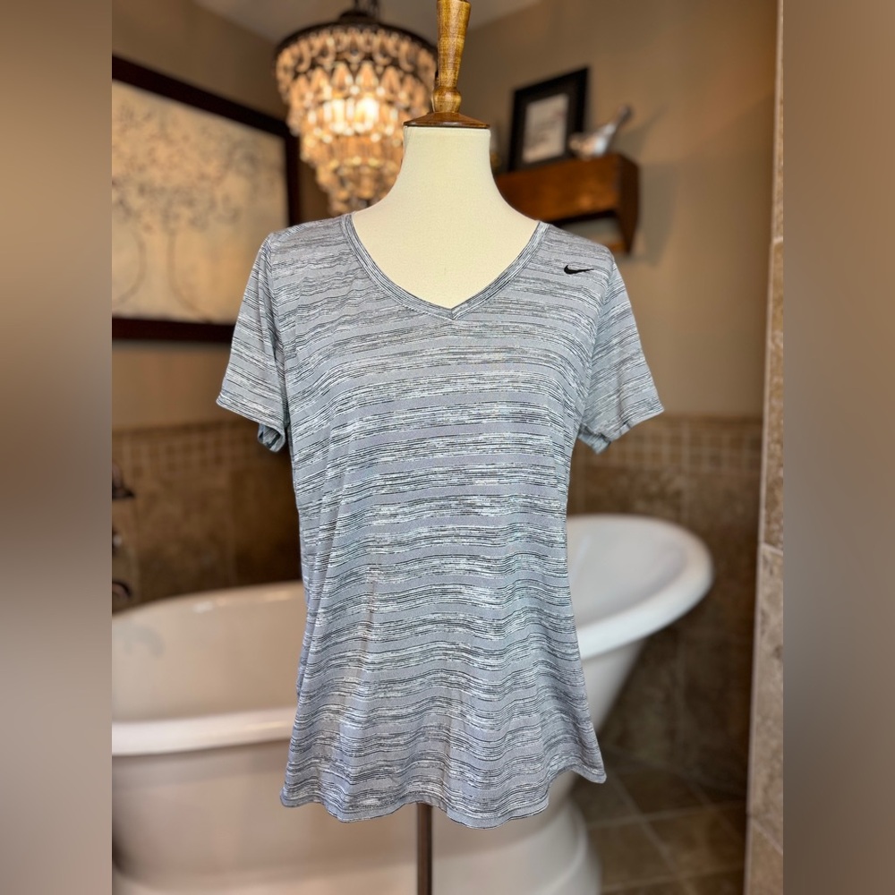 The Nike tee athletic fit size xl gray